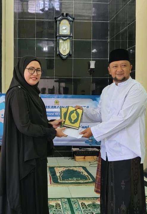 IKA Pascasarjana Untirta Wakaf Al-Qur'an dan Donasi ke Pesantren At-Thabraniyah di Bulan Ramadhan